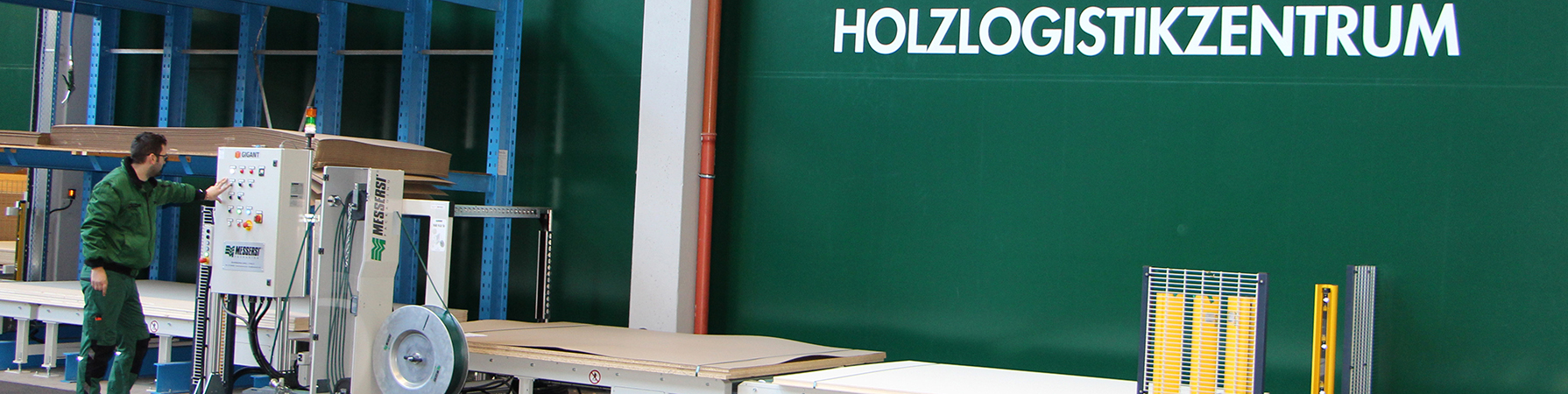 Plattensortiment im Holzlogistikzentrum, effizient und ressourcenschonend in einem automatisierten Lager verwaltet
