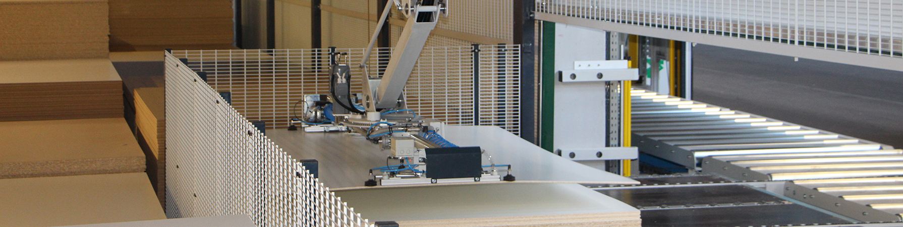 Vollautomatisches Flächenlager im Holzlogistikzentrum für das Plattensortiment
