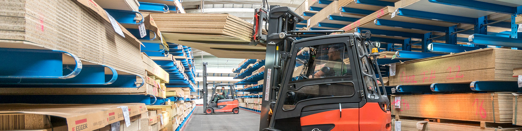 Hochregallager für dekorative Holzwerkstoffe – effiziente und übersichtliche Lagerung