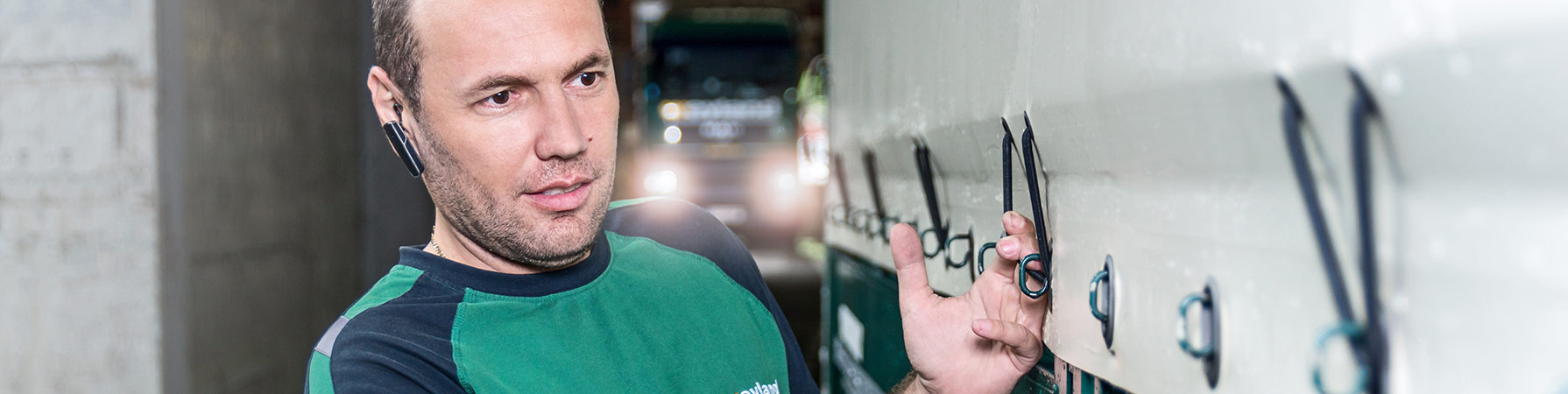 Weyland Lkw-Fahrer bereitet Unternehmens-Lkw, auf effiziente Auslieferung im Rahmen der Logistik vor