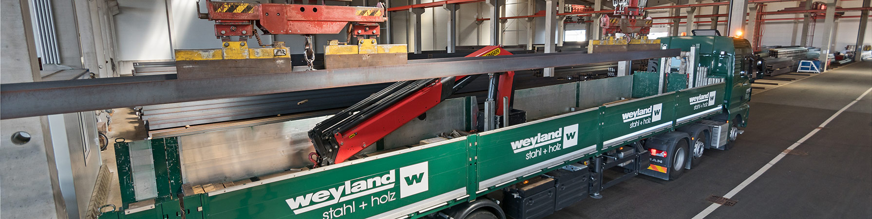 Logistik – Beladung eines Weyland-LKWs mit einem Kran für effizienten Warentransport