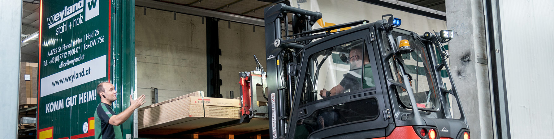 Weyland-Mitarbeiter beladen Unternehmens-LKW - Einblicke in Logistik und Transport