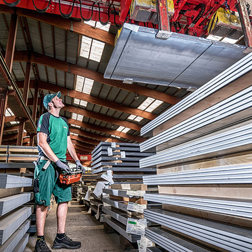 Weyland-Mitarbeiter bedient Kran im Stahl-Lager im Rahmen der Materialbereitstellung