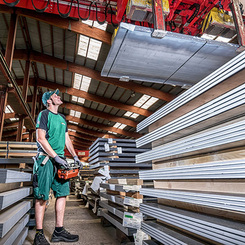 Weyland-Mitarbeiter bedient Kran im Stahl-Lager im Rahmen der Materialbereitstellung